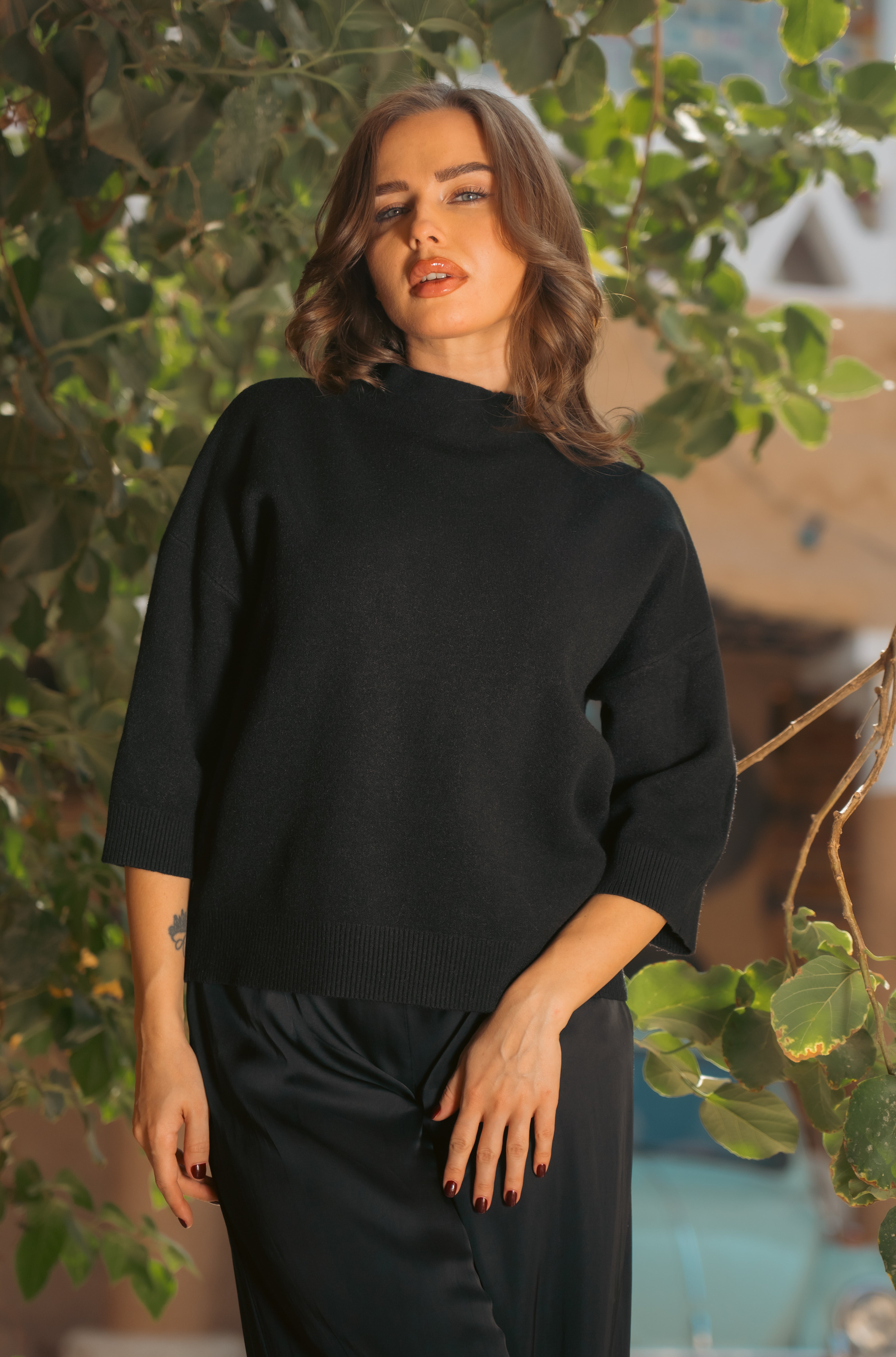 BLACK WOOL SHORT SWEATER