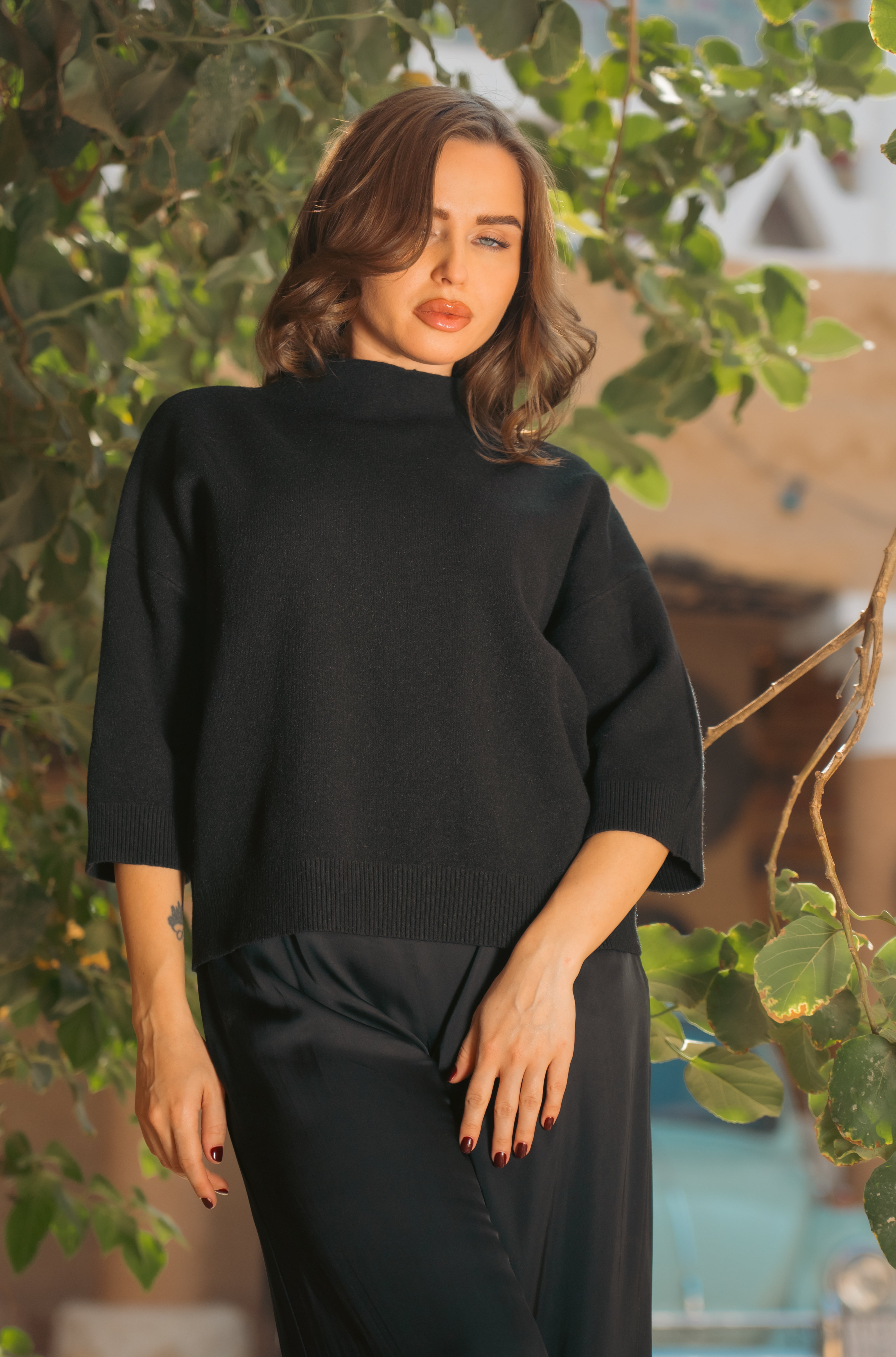 BLACK WOOL SHORT SWEATER